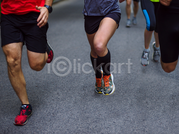 함께함 남자 노년 성인 여러명 여자 JPG 앞모습 포토 해외이미지 달리기 달리기선수 도로 마라톤 야외 조깅 주간 하반신