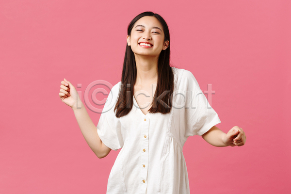 즐거움 행복 동양인 성인 성인여자한명만 여자 한명 JPG 포토 해외이미지 분홍색배경 상반신 춤
