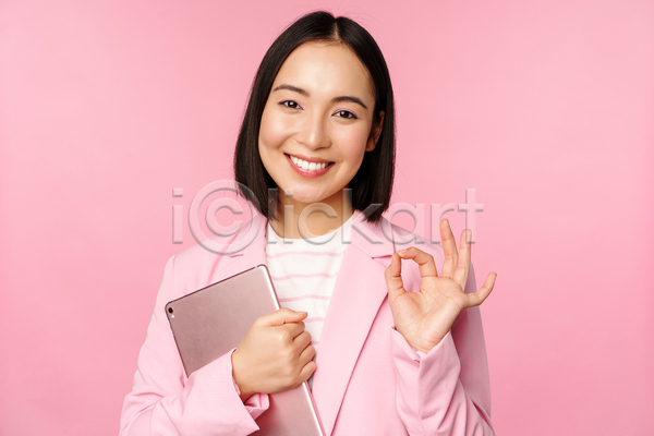 동양인 성인 성인여자한명만 여자 한명 JPG 포토 해외이미지 OK 들기 분홍색배경 비즈니스 비즈니스우먼 상반신 태블릿
