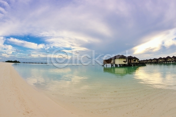 사람없음 JPG 포토 해외이미지 구름(자연) 수상가옥 야외 주간 주택 풍경(경치) 하늘 해변