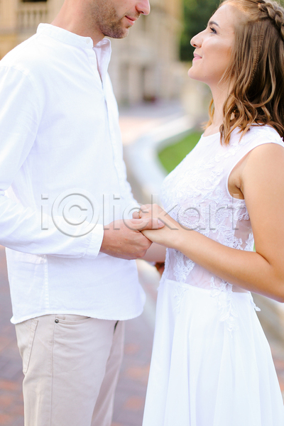 만족 함께함 행복 남자 두명 백인 사람 성인 소년 JPG 포토 해외이미지 2 결혼 관계 금발 남편 드레스 라이프스타일 셔츠 손잡기 아내 야외 약혼 유럽 흰색