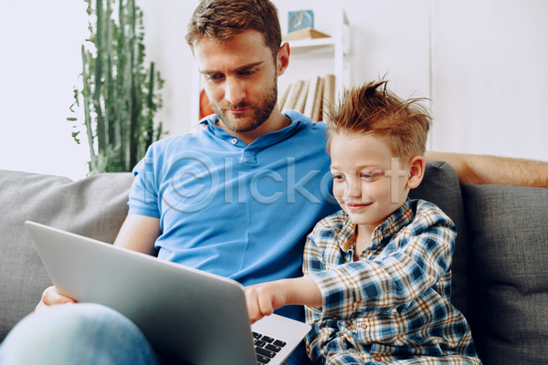 함께함 남자 남자만 두명 성인 소년 어린이 JPG 앞모습 포토 해외이미지 가리킴 노트북 방 부자(아빠와아들) 상반신 소파 실내 아빠 앉기 컴퓨터
