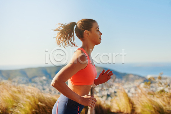 20대 성인 성인여자한명만 여자 한명 JPG 옆모습 포토 해외이미지 건강 달리기 상반신 아침 야외 여름(계절) 운동 응시 조깅 주간 햇빛