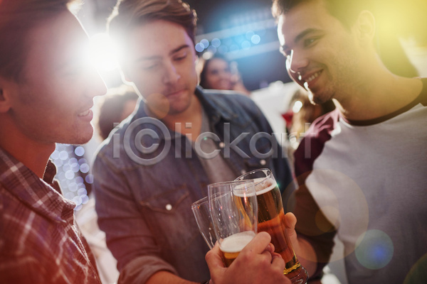 우정 행복 20대 남자 성인 성인남자만 세명 JPG 소프트포커스 앞모습 옆모습 포토 해외이미지 건배 들기 맥주 빛 빛망울 상반신 서기 잡기 친구 파티