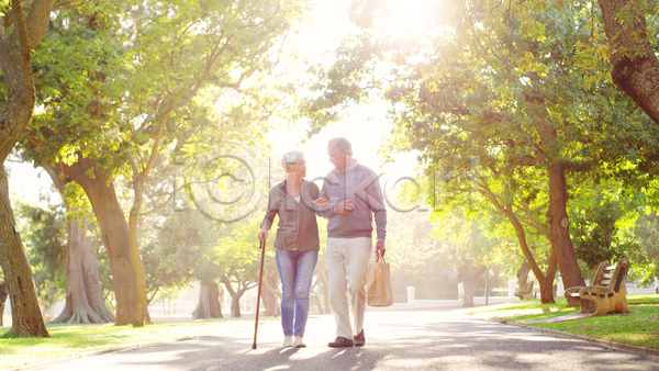 사랑 산책 함께함 남자 노년 노인만 두명 여자 JPG 포토 해외이미지 걷기 공원 노부부 라이프스타일 야외 응시 커플 햇빛