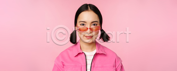동양인 성인 성인여자한명만 여자 한명 JPG 포토 해외이미지 분홍색배경 비즈니스 상반신 서기 선글라스