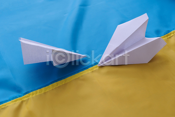 사람없음 JPG 포토 해외이미지 노란배경 두개 실내 우크라이나 우크라이나국기 종이 종이비행기 파란배경
