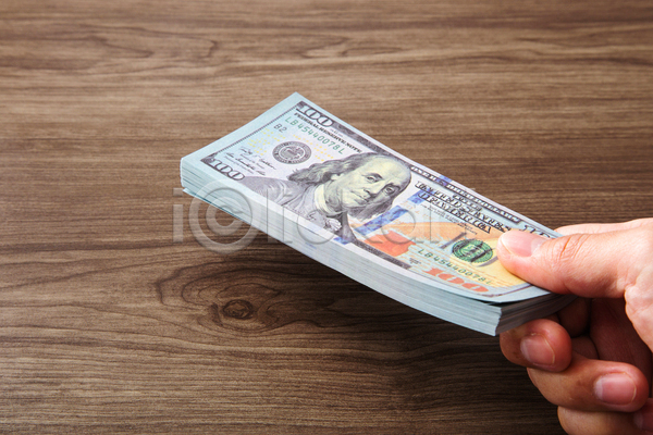 신체부위 JPG 포토 해외이미지 뇌물 달러 돈다발 들기 손 주기 지폐