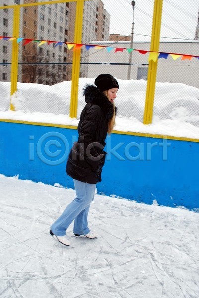 사람 여자 한명 JPG 포토 해외이미지 1 검은색 겨울 금발 모션 스케이트 스케이팅 스포츠 신체 싱글 얼음 재킷 청바지 파란색 포즈