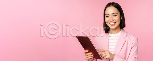 동양인 성인 성인여자한명만 여자 한명 JPG 포토 해외이미지 들기 분홍색배경 비즈니스 비즈니스우먼 상반신 작업 태블릿