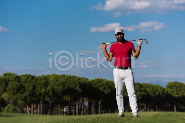 남자 성인 성인남자한명만 한명 JPG 앞모습 포토 해외이미지 골퍼 골프 골프웨어 골프장 골프채 들기 서기 야외 전신 주간 하늘
