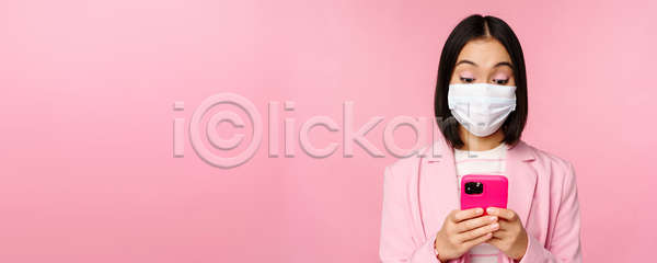 동양인 성인 성인여자한명만 여자 한명 JPG 포토 해외이미지 내려보기 마스크 분홍색배경 비즈니스 비즈니스우먼 상반신 서기 스마트폰