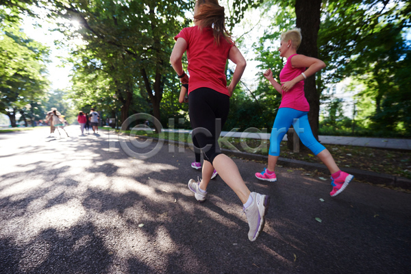 함께함 남자 성인 성인만 여러명 여자 JPG 뒷모습 옆모습 포토 해외이미지 나무 달리기 달리기선수 도로 마라톤 야외 전신 조깅 주간 햇빛