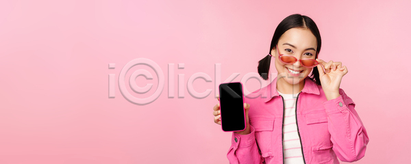 동양인 성인 성인여자한명만 여자 한명 JPG 포토 해외이미지 보여주기 분홍색배경 상반신 서기 선글라스 스마트폰 잡기