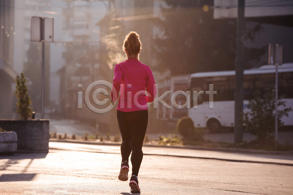 성인 성인여자한명만 여자 한명 JPG 뒷모습 포토 해외이미지 거리 건강 달리기 라이프스타일 러닝 마을 아침 야외 운동복 유산소운동 전신 조깅 햇빛