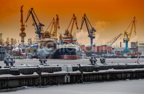 사람없음 JPG 포토 해외이미지 기중기 배(교통) 산업시설 산업현장 야외 일몰 조선소 주간 중장비 하늘