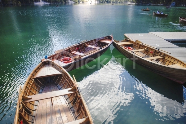 사람없음 JPG 포토 해외이미지 나룻배 나무배 야외 이탈리아 자연 주간 풍경(경치) 호수