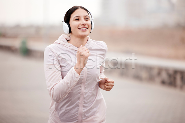 20대 성인 성인여자한명만 여자 한명 JPG 아웃포커스 앞모습 포토 해외이미지 건강 달리기 상반신 야외 운동 응시 주간 헤드폰