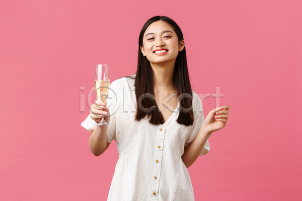 즐거움 축하 행복 동양인 성인 성인여자한명만 여자 한명 JPG 포토 해외이미지 들기 분홍색배경 상반신 샴페인 샴페인잔 이벤트 춤 파티