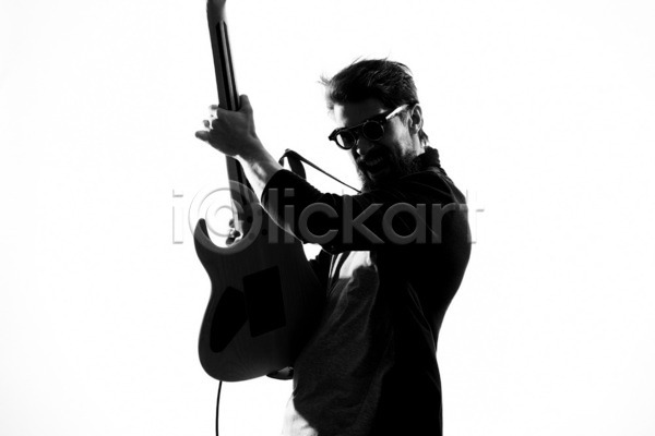 남자 성인 성인남자한명만 한명 JPG 옆모습 포토 해외이미지 흑백 기타 기타리스트 락스타 로큰롤 매기 밴드(음악) 상반신 선글라스 연주