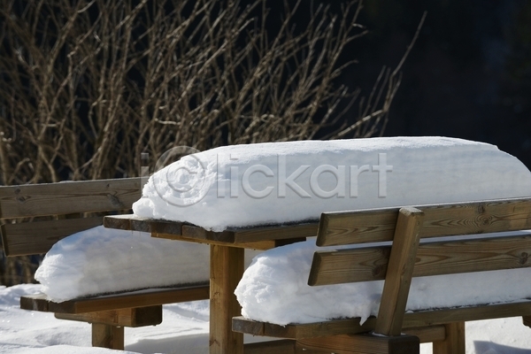사람없음 JPG 포토 해외이미지 겨울 겨울풍경 나무의자 눈(날씨) 눈덮임 벤치 야외 야외테이블 주간