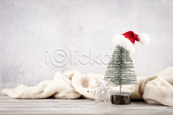 사람없음 JPG 포토 해외이미지 나무바닥 니트 미니어처 미니트리 별 별모형 별장식 산타모자 실내 크리스마스 크리스마스트리
