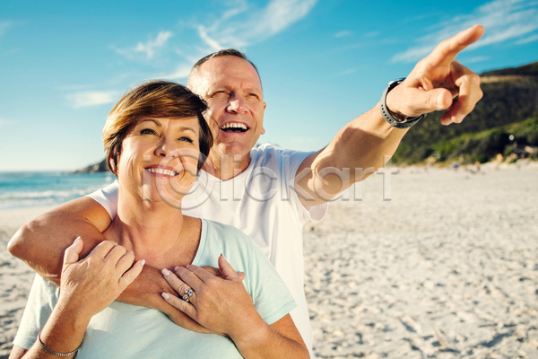 여유 즐거움 함께함 휴식 남자 두명 백인 여자 중년 중년만 JPG 앞모습 포토 해외이미지 가리킴 미소(표정) 바다 상반신 안기 야외 여름(계절) 웃음 응시 주간 커플 하늘
