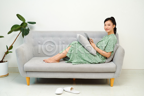 여유 휴식 동양인 성인 성인여자한명만 여자 한명 JPG 옆모습 포토 해외이미지 들기 소파 실내 앉기 전신 집콕 태블릿