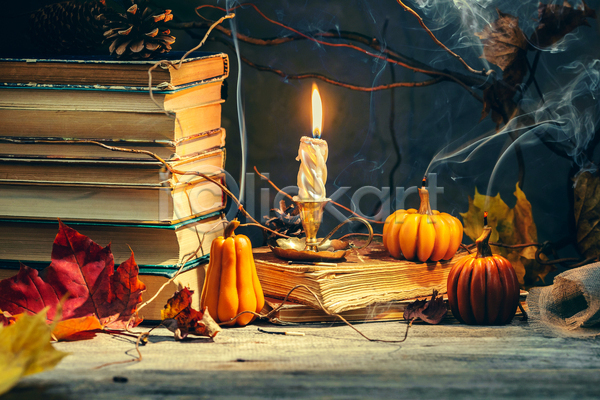사람없음 JPG 포토 해외이미지 가을(계절) 나무탁자 나뭇가지 백그라운드 불꽃(불) 앤티크 야간 연기 장식 책 촛대 촛불 컨셉 호박