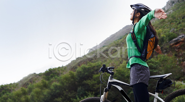 성인 성인여자한명만 여자 한명 JPG 옆모습 포토 해외이미지 건강 라이더 만세 산 산악자전거 상반신 승차 야외 운동 응시 자연 주간 팔벌리기 헬멧