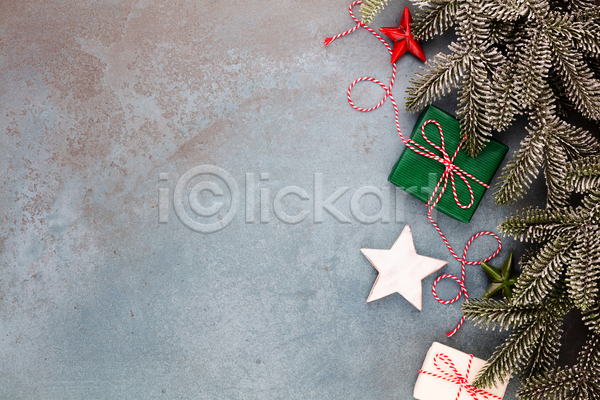 사람없음 JPG 포토 하이앵글 해외이미지 겨울 끈 별 별모형 선물상자 실내 오브젝트 잎 카피스페이스 크리스마스 크리스마스장식 회색배경