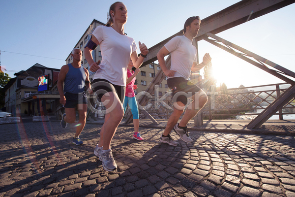 함께함 남자 노년 성인 여러명 여자 JPG 앞모습 옆모습 포토 해외이미지 거리 달리기 달리기선수 마라톤 보행로 야외 전신 조깅 주간 하늘 햇빛