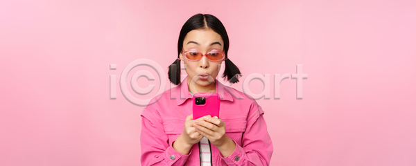 동양인 성인 성인여자한명만 여자 한명 JPG 포토 해외이미지 놀람 들기 분홍색배경 비즈니스 상반신 서기 선글라스 스마트폰 응시