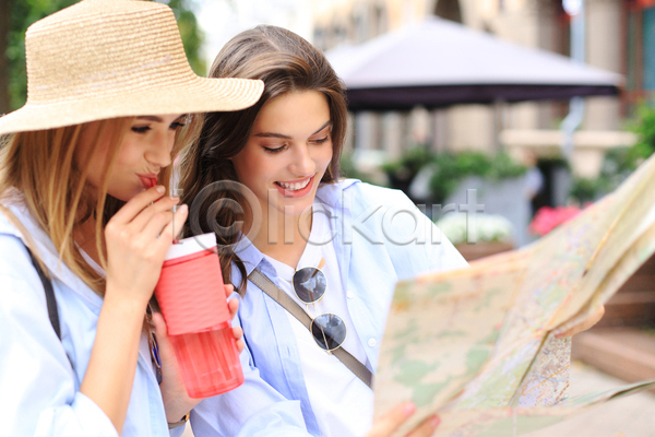 두명 성인 성인여자만 여자 JPG 앞모습 옆모습 포토 해외이미지 도시 들기 마시기 상반신 야외 여행 여행객 웃음 주간 지도 텀블러