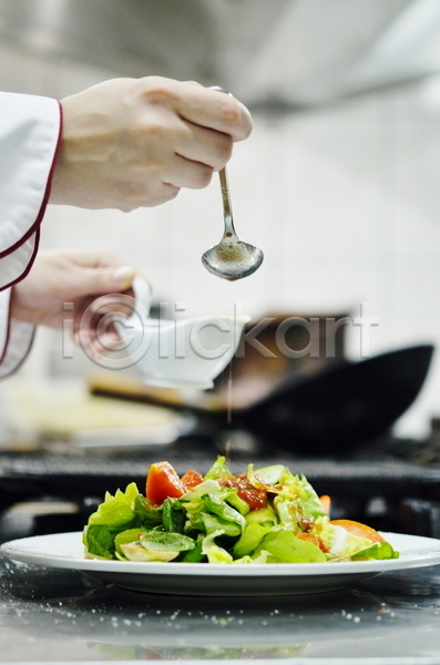 신체부위 JPG 포토 해외이미지 들기 붓기 샐러드 손 숟가락 실내 요리 요리사 주방