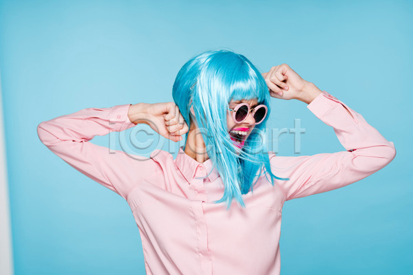 성인 성인여자한명만 여자 한명 JPG 앞모습 포토 해외이미지 가발 기지개 상반신 선글라스 하늘색 힙스터