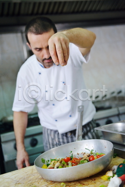 남자 성인 성인남자한명만 한명 JPG 앞모습 포토 해외이미지 뿌리기 상반신 샐러드 실내 요리 요리사 주방 프라이팬
