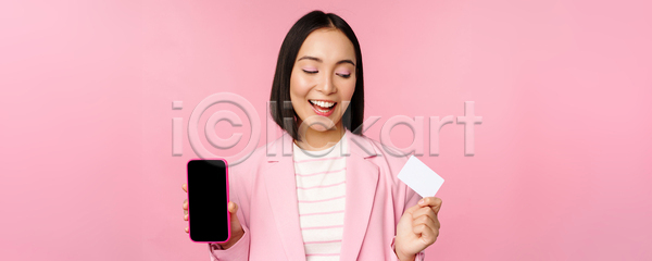 동양인 성인 성인여자한명만 여자 한명 JPG 포토 해외이미지 들기 분홍색배경 비즈니스 비즈니스우먼 상반신 서기 신용카드
