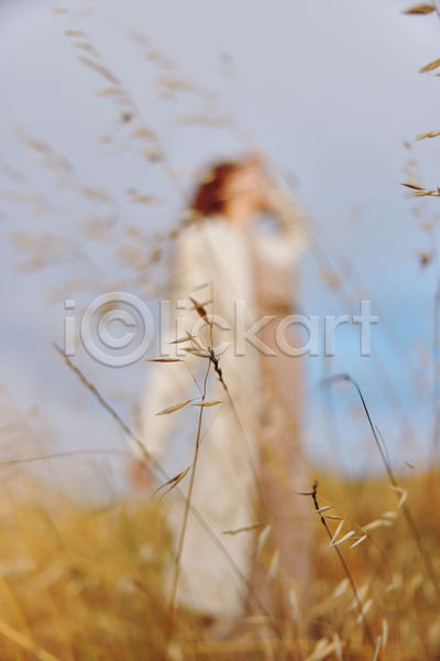 성인 성인여자한명만 여자 한명 JPG 아웃포커스 포토 해외이미지 가을(계절) 내추럴 밭 야외 자연 전신 주간 코트 하늘