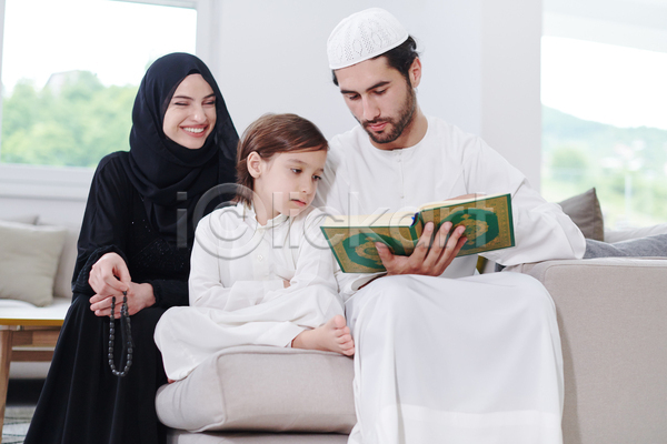 함께함 화목 남자 성인 세명 소년 어린이 여자 중동인 JPG 앞모습 포토 해외이미지 가족 독서 상반신 실내 앉기 이슬람교 전신 책