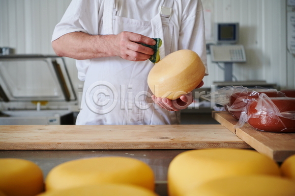 남자 노년 노인남자한명만 한명 JPG 소프트포커스 앞모습 포토 해외이미지 공장 노동자 들기 만들기 상반신 선반 수납 작업복 전통방식 제조 치즈