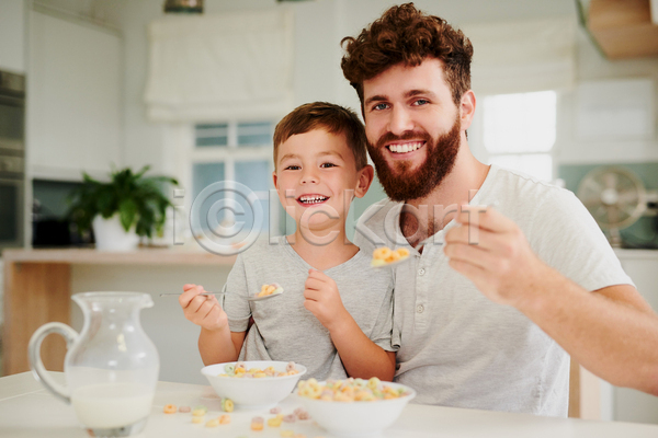 남자 남자만 두명 성인 소년 어린이 JPG 아웃포커스 앞모습 포토 해외이미지 들기 부자(아빠와아들) 상반신 시리얼 식사 실내 아침식사