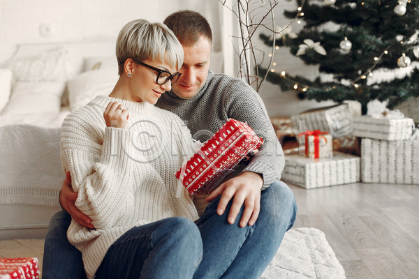 남자 두명 성인 성인만 여자 JPG 앞모습 포토 해외이미지 들기 상반신 선물상자 실내 안경낌 앉기 잡기 커플 크리스마스 크리스마스선물 풀기