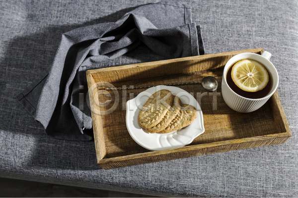 사람없음 JPG 포토 해외이미지 나무쟁반 레몬 머그컵 차(음료) 찻잔 천(직물) 쿠키 탁자 티스푼 허브 회색배경