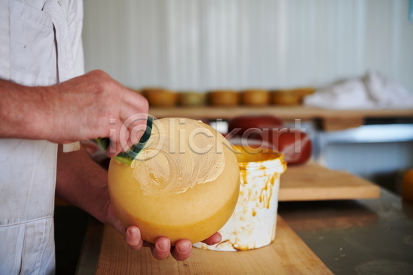 신체부위 JPG 아웃포커스 포토 해외이미지 공장 노동자 닦기 들기 만들기 손 작업대 잡기 전통방식 제조 치즈