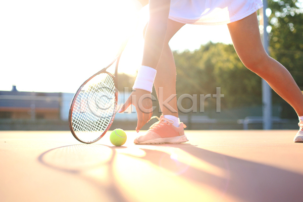 성인 성인여자한명만 여자 한명 JPG 옆모습 포토 해외이미지 손뻗기 야외 주간 줍기 테니스 테니스공 테니스라켓 테니스장 하반신 햇빛
