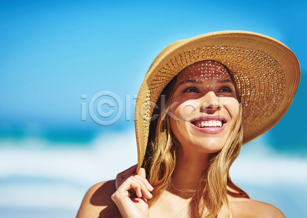 여유 즐거움 휴식 20대 백인 성인 성인여자한명만 여자 한명 JPG 앞모습 포토 해외이미지 미소(표정) 밀짚모자 바다 상반신 야외 여름(계절) 잡기 주간 하늘