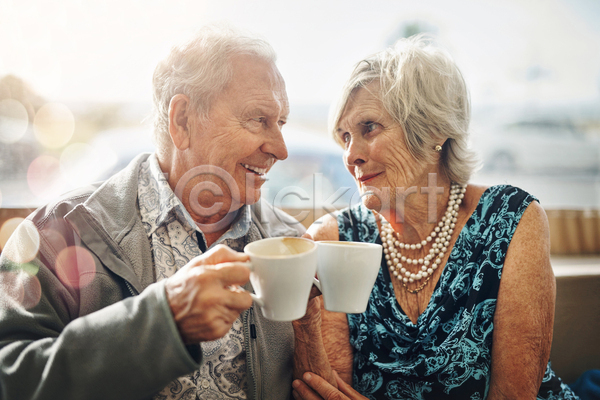 사랑 함께함 행복 남자 노년 노인만 두명 여자 JPG 앞모습 포토 해외이미지 노부부 들기 마주보기 상반신 앉기 응시 잡기 커플 커피 커피잔