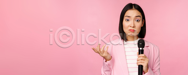 동양인 성인 성인여자한명만 여자 한명 JPG 포토 해외이미지 들기 마이크 분홍색배경 비즈니스 비즈니스우먼 상반신 서기 손짓 응시 찡그림 표현