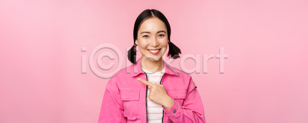 동양인 성인 성인여자한명만 여자 한명 JPG 포토 해외이미지 가리킴 분홍색배경 상반신 서기